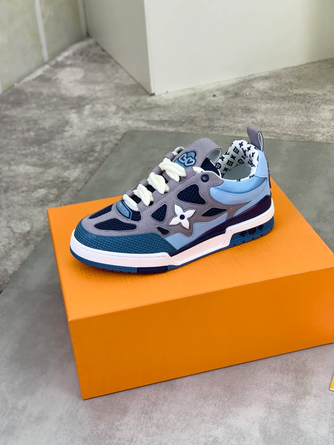 Men's Men's Shoes 💰P660 New The new LV TRAINER series of sneakers are on sale. This LV Trainer sneaker reinterprets Virgil Abloh's classics with nubuck and grained cow leather, and is decorated with Monogram flowers on the rubber outsole of the same color. A deformed Monogram flower occupies the sides, contrasting with the asymmetric Louis and Vuitton logos at the rear. The original version was designed by Virgil Abloh and was inspired by vintage basketball shoes. Featuring LV monograms on the tongue and upper, a scripted Louis Vuitton logo on the sides and a #54 logo on the rear, the rubber outsole features Monogram flowers and continues the comfort of an innovative gel outsole. Comes with original drawer box and complete packaging! Color: 3️⃣colors available